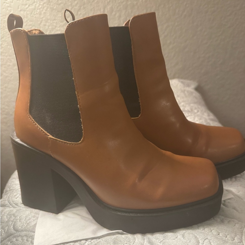 Women's Tan Chelsea Boots
